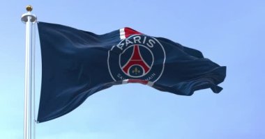 Paris, FRA, Eylül 2022: Rüzgarda sallanan Paris Saint Germain futbol kulübünün bayrağı. Paris Saint Germain, Fransa 'nın başkenti Paris' te yer alan bir futbol kulübüdür. Yavaş çekimde kusursuz döngü