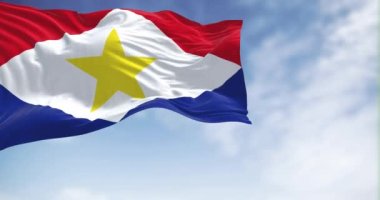 Rüzgarda dalgalanan Saba ulusal bayrağının yakın plan görüntüsü. Saba Hollanda 'nın Karayipler' deki en küçük adadır ve Hollanda 'da özel bir belediyedir. Yavaş çekimde kusursuz döngü