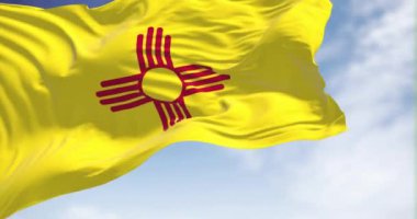 New Mexico eyaletinin bayrağı açık bir günde rüzgarda sallanıyor. New Mexico, ABD 'nin güneybatısında bulunan bir federal eyalettir. Amerikan bayrağı. 3 boyutlu görüntüleme. Yavaş çekimde kusursuz döngü