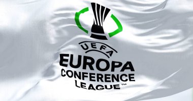 Prag, Çek Cumhuriyeti, Temmuz 2022: UEFA Avrupa Konferans Ligi bayrağının dalgalanmasına yakından bakmak. Avrupa Konferans Ligi, Avrupa kulüpleri için düzenlenen yıllık futbol kulübü yarışmasıdır.