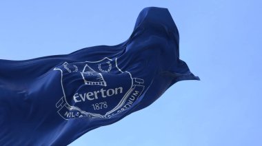 Liverpool, İngiltere, Eylül 2022: Rüzgarda sallanan Everton futbol kulübünün bayrağı. Everton FC, İngiltere 'nin Liverpool kentinde kurulmuş profesyonel bir futbol kulübüdür.