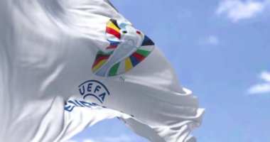 Berlin, DE, Ekim 2022: UEFA Euro 2024 bayrak dalgalanması. 17. 'si 14 Haziran - 14 Temmuz 2024 tarihleri arasında Almanya' da gerçekleşecek. Seçici odaklanma. Uluslararası spor etkinliği. Yavaş çekimde kusursuz döngü