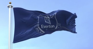 Liverpool, İngiltere, Eylül 2022: Rüzgarda sallanan Everton futbol kulübünün bayrağı. Everton FC, İngiltere 'nin Liverpool kentinde kurulmuş profesyonel bir futbol kulübüdür. Yavaş çekimde kusursuz döngü