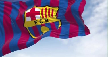 Barselona, ES, Mayıs 2022: Açık bir günde FC Barcelona bayrağı dalgalanmaktadır. FC Barcelona, İspanya 'nın Barcelona şehrinde kurulmuş profesyonel bir futbol kulübüdür. Yavaş çekimde kusursuz döngü