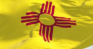 New Mexico eyaletinin bayrağı açık bir günde rüzgarda sallanıyor. New Mexico, ABD 'nin güneybatısında bulunan bir federal eyalettir. Amerikan bayrağı. 3 boyutlu görüntüleme. Yavaş çekimde kusursuz döngü