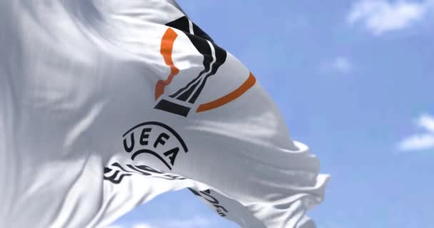 Budapest Juli 2022 Baksidan Uefa Europa League Flaggan Vinkar Vinden — Stockvideo