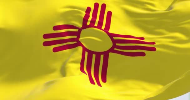 晴れた日には ニューメキシコ州の旗が風になびいていた ニューメキシコ州はアメリカ合衆国南西部の州である 旗を掲げろ 3Dレンダリング スローモーションでのシームレスなループ — ストック動画