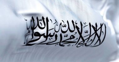 Afganistan İslam Emirliğinin bayrağı rüzgarda sallanıyor. Taliban tarafından Ağustos 2021 'de Kabil' in düşüşüyle kurulmuş tanınmamış bir İslami emirliktir.