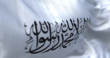 Afganistan İslam Emirliğinin bayrağı rüzgarda sallanıyor. Bu, Taliban tarafından Ağustos 2021 'de kurulan tanınmamış bir İslami emirliktir. Yavaş çekimde kusursuz döngü
