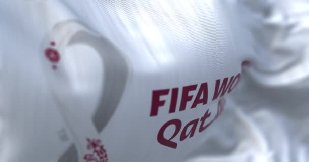 2022年10月 卡塔尔多哈 国际足联卡塔尔2022年世界杯会旗飘扬的特写 世界杯将于2022年11月20日至12月18日在卡塔尔举行 慢动作无缝圈 — 图库视频影像