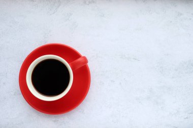 Kırmızı fincan siyah americano, espresso kahvesi gri beton arka planda. Üst görünüm, alanı kopyala