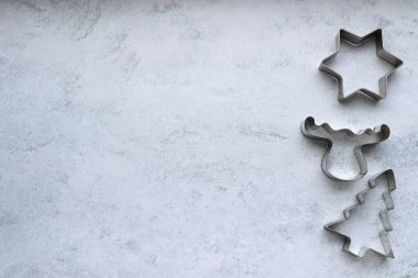 Yıldızlı Noel kurabiyesi kesiciler, Noel ağacı, gri beton arka planda geyik şekilli fotokopi alanı. Noel çerçevesi, sınır, arkaplan