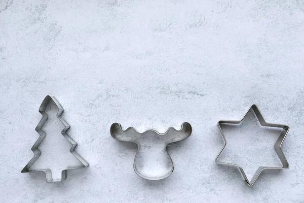 Christmas Cookie Cutters Star Choinka Kształt Jelenia Szarym Tle Betonu — Zdjęcie stockowe