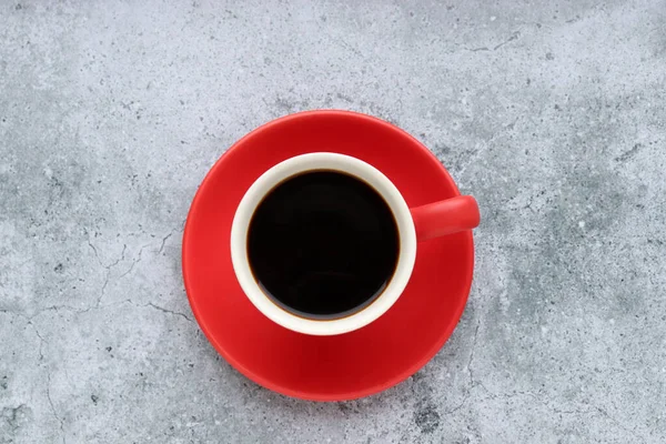 Kırmızı fincan siyah americano, espresso kahvesi gri beton arka planda. Üst görünüm, alanı kopyala