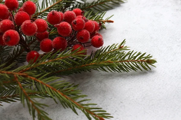 Weihnachtsdekoration Mit Roten Beeren Auf Den Tannenzweigen Auf Grauer Fläche — Stockfoto