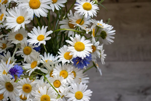 Midzomer Boeket Van Zomerbloemen Witte Madeliefjes Blauwe Korenbloemen Vaas Houten — Stockfoto