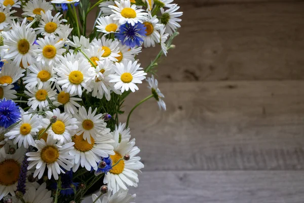 Midzomer Boeket Van Zomerbloemen Witte Madeliefjes Blauwe Korenbloemen Vaas Houten — Stockfoto