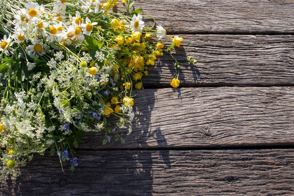 Letni Bukiet Dzikich Kwiatów Starym Drewnianym Tle Deski Latem Kwiaty Zdjęcie Stockowe