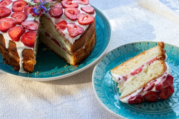 딸기를 곁들인 케이크와 접시에 크림을 곁들인 조각입니다 스트로베리 Summer Strawberry — 스톡 사진