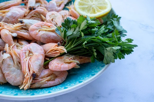 Ooked Shrimp Parsley Lemon Blue Ceramic Bowl White Marble Table — Stockfoto