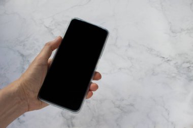 El ele tutuşan akıllı telefon. Ofiste ya da evde beyaz masa arkasında çalışan kadınlar için cep telefonu.. .