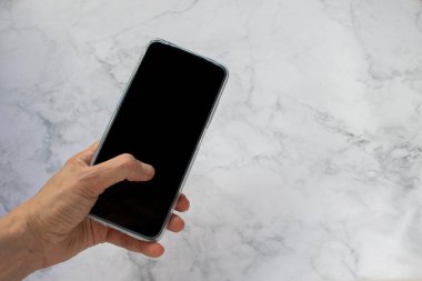 El ele tutuşan akıllı telefon. Ofiste ya da evde beyaz masa arkasında çalışan kadınlar için cep telefonu.. .