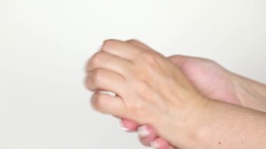 Gri kedi yavrusu İskoç kıvrımı beyaz örgü bir eşarbın içinde yatıyor.