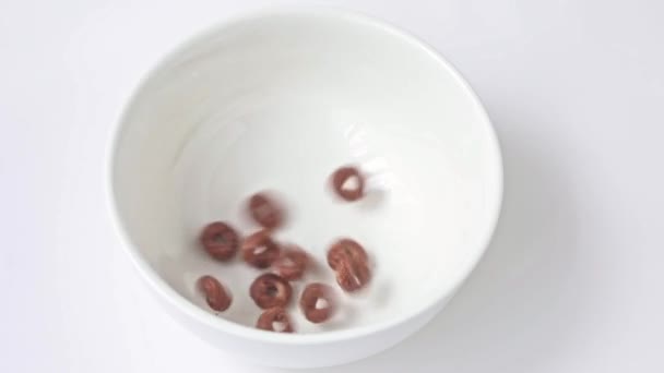 巧克力片分散在一个白色的杯子里 — 图库视频影像