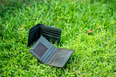 Deri cüzdan, basit, klasik bir tasarım kullanılarak modern modanın cazibesiyle birleştirilmiştir.