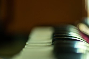 Grup keman, gitar, çello, davul, harmonyum, teneke düdük, banjo, flüt, pirinç kase çalar.