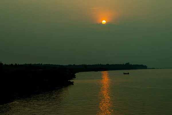 Est Paysage Images Coucher Soleil Une Rive Rivière Beaucoup Touristes — Photo