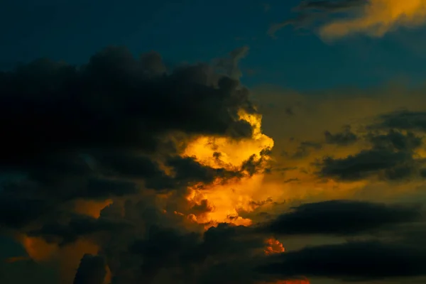 Ciencia Detrás Las Nubes Color Negro Blanco Rojo Verano Está — Foto de Stock