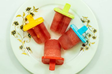 Ev yapımı karpuz ve şekerden yapılmış dondurma. Lezzetli ve karpuz aromalı. Ve% 100 organik. Bu dondurmada ekstra malzeme yok..