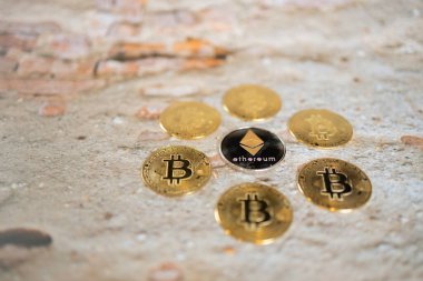 Bir altın ve gümüş sikkeyi bitcoin sembolü ve ethereum sembolüyle kapat. Kripto para, para para para para dijital, BTC, ETH.