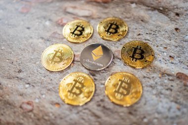 Bir altın ve gümüş sikkeyi bitcoin sembolü ve ethereum sembolüyle kapat. Kripto para, para para para para dijital, BTC, ETH.