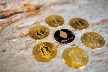 Bir altın ve gümüş sikkeyi bitcoin sembolü ve ethereum sembolüyle kapat. Kripto para, para para para para dijital, BTC, ETH.