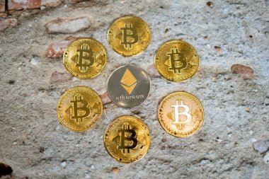 Bir altın ve gümüş sikkeyi bitcoin sembolü ve ethereum sembolüyle kapat. Kripto para, para para para para dijital, BTC, ETH.