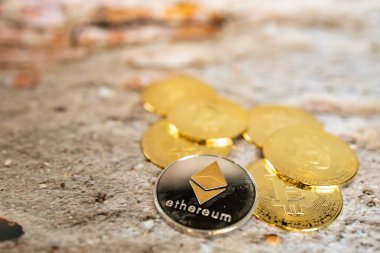 Bir altın ve gümüş sikkeyi bitcoin sembolü ve ethereum sembolüyle kapat. Kripto para, para para para para dijital, BTC, ETH.
