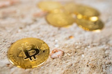 Bir altın ve gümüş sikkeyi bitcoin sembolü ve ethereum sembolüyle kapat. Kripto para, para para para para dijital, BTC, ETH.