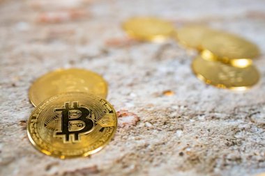 Bir altın ve gümüş sikkeyi bitcoin sembolü ve ethereum sembolüyle kapat. Kripto para, para para para para dijital, BTC, ETH.