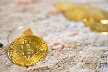 Bir altın ve gümüş sikkeyi bitcoin sembolü ve ethereum sembolüyle kapat. Kripto para, para para para para dijital, BTC, ETH.