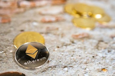 Bir altın ve gümüş sikkeyi bitcoin sembolü ve ethereum sembolüyle kapat. Kripto para, para para para para dijital, BTC, ETH.