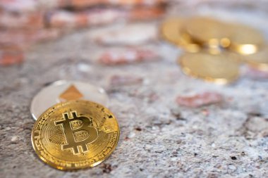 Bir altın ve gümüş sikkeyi bitcoin sembolü ve ethereum sembolüyle kapat. Kripto para, para para para para dijital, BTC, ETH.