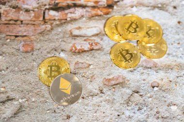 Bir altın ve gümüş sikkeyi bitcoin sembolü ve ethereum sembolüyle kapat. Kripto para, para para para para dijital, BTC, ETH.
