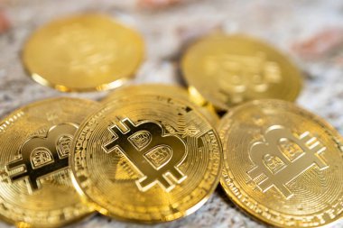 Altın bir sikkeyi bitcoin sembolüyle kapat. Kripto para, Para para para dijital, BTC.