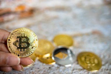 Elinde bitcoin sembolü olan bir altın sikkeyi kapat. Genç el kripto para, para dijital para, BTC.