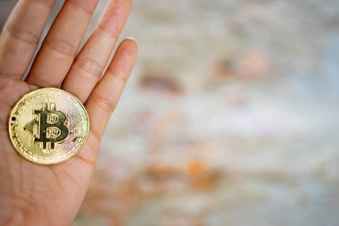 Elinde bitcoin sembolü olan bir altın sikkeyi kapat. Genç el kripto para, para dijital para, BTC.