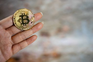 Elinde bitcoin sembolü olan bir altın sikkeyi kapat. Genç el kripto para, para dijital para, BTC.