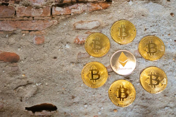 Bir altın ve gümüş sikkeyi bitcoin sembolü ve ethereum sembolüyle kapat. Kripto para, para para para para dijital, BTC, ETH.