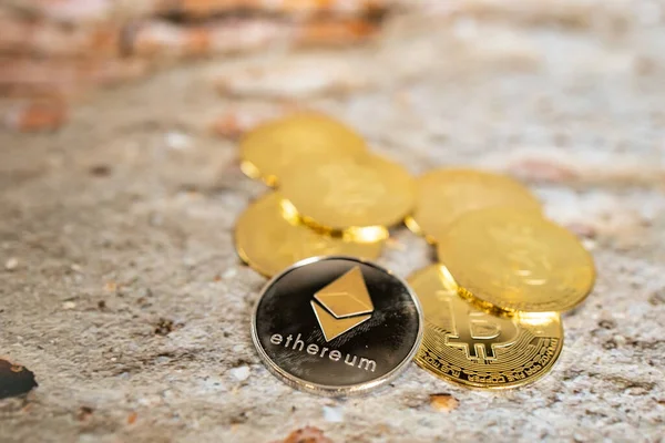 Bir altın ve gümüş sikkeyi bitcoin sembolü ve ethereum sembolüyle kapat. Kripto para, para para para para dijital, BTC, ETH.